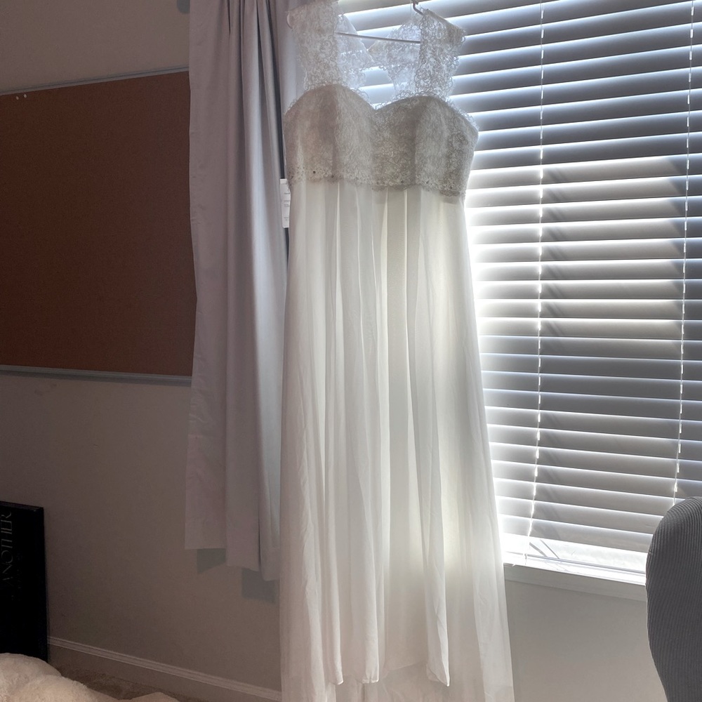 Wedding Dress. Never worn. Size 18. Abaowedding